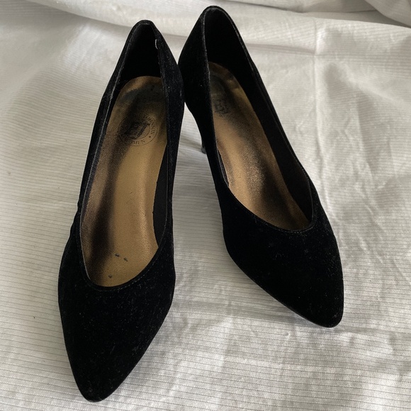 Black Velvet low heel pumps - Picture 1 of 5